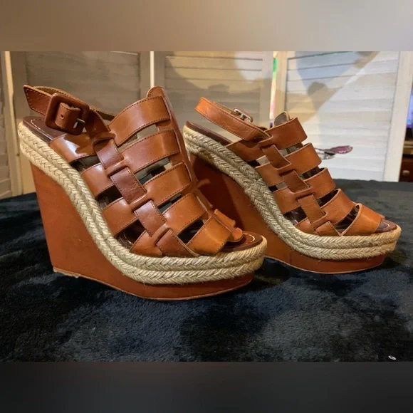 EUC!!!Christian Louboutin 💖wedges